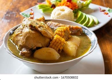  Sancocho de Gallina - Tartaileva keitos Colom bian herkuista ja tuoksuvaksi eksoottisesti maustetuksi kokkialtaren täyteykseksi!