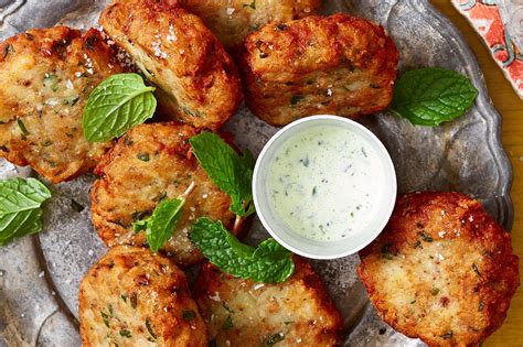   Aloo Tikki – Mausteinen ja Täyteläinen Intialainen Herkku Pariisissa! 