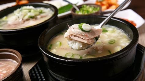  Dwaeji-Gukbap! A Soul-Warming Symphony of Spicy Broth and Tender Pork