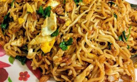  Mie Goreng: Mausteinen ja makuherkkujen täyteinen lautasyömäriikka!