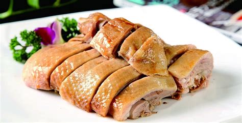  Salted Duck, Suzhou Style:  Mielletäänkö Sinä Kiinan Eteläosan Suolaista Maapähkinää ja Meheviä Lihanpalasia?