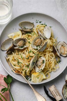  Spaghetti alle Vongole! Umami-rikkaan merisausion ja valkoisen viinin täydellinen symbioosi